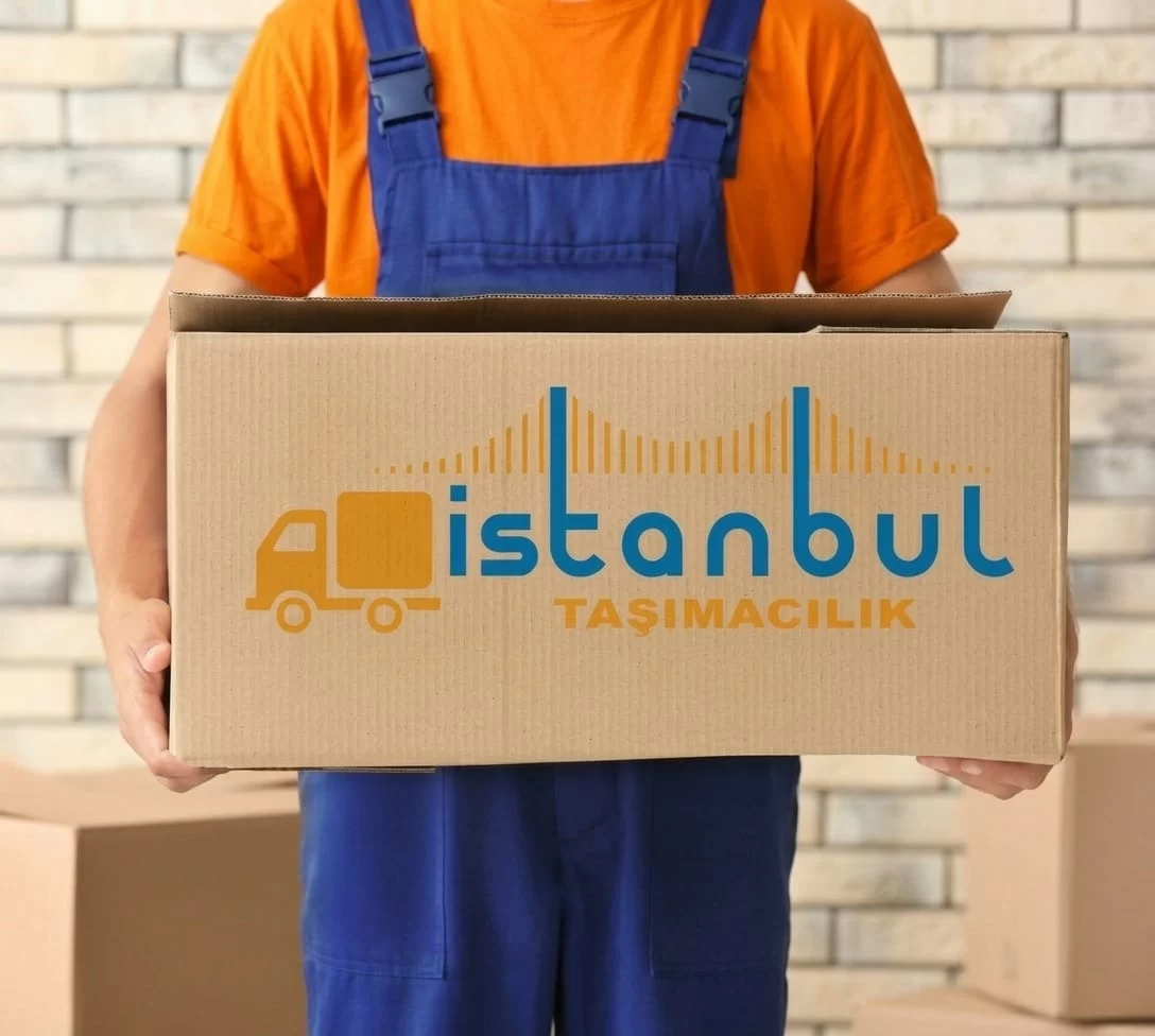 İstanbul Taşımacılık çalışanı logolu koli taşırken