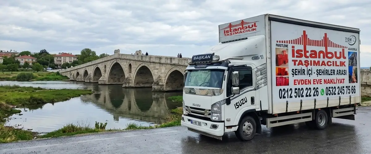 Büyükçekmece'de Mimar Sinan Köprüsü önünde İstanbul Taşımacılık kamyonu